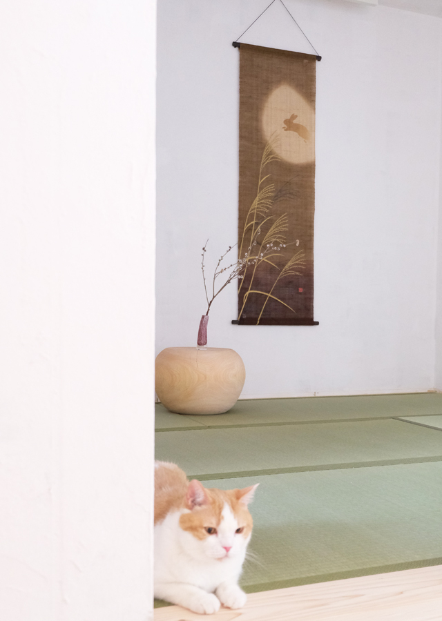 店舗限定タペストリー　立待ちの月　伽羅色(兎）