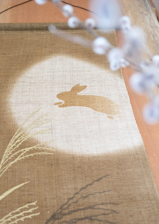 店舗限定タペストリー　立待ちの月　伽羅色(兎）