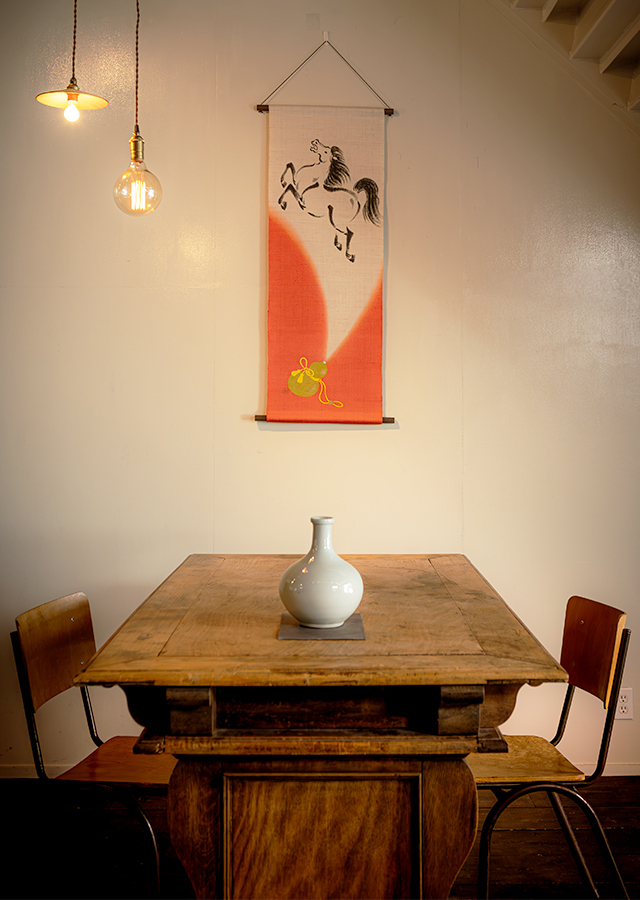 京都洛柿庵　タペストリー「瓢箪から駒　朱」 手染め麻タペストリー「瓢箪から駒 朱」 [京都洛柿庵オンラインショップ]