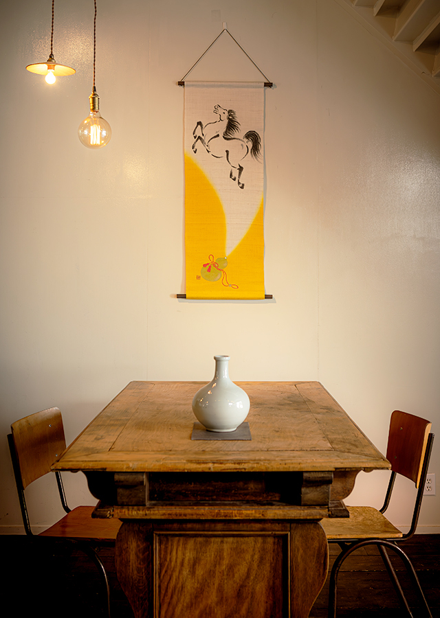 手染め麻タペストリー「瓢箪から駒 黄」 [京都洛柿庵オンラインショップ]