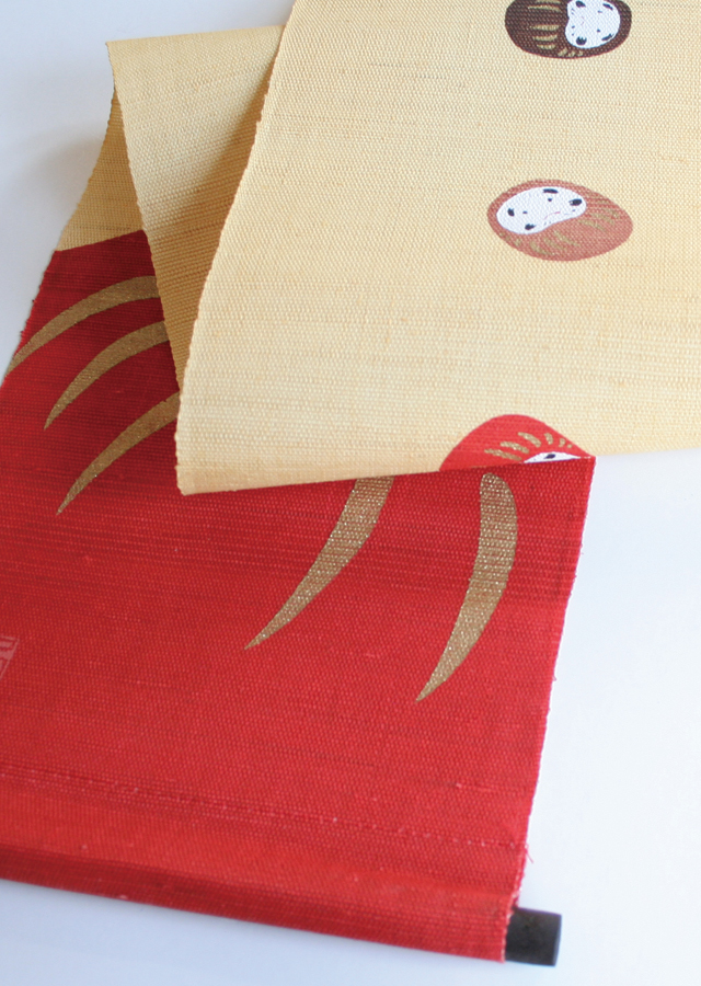 縁起タペストリー「七転び八起き」