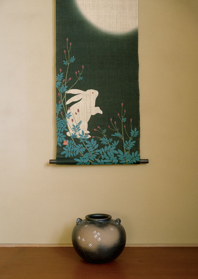 ろうけつ染めタペストリー「月あかりうさぎ」