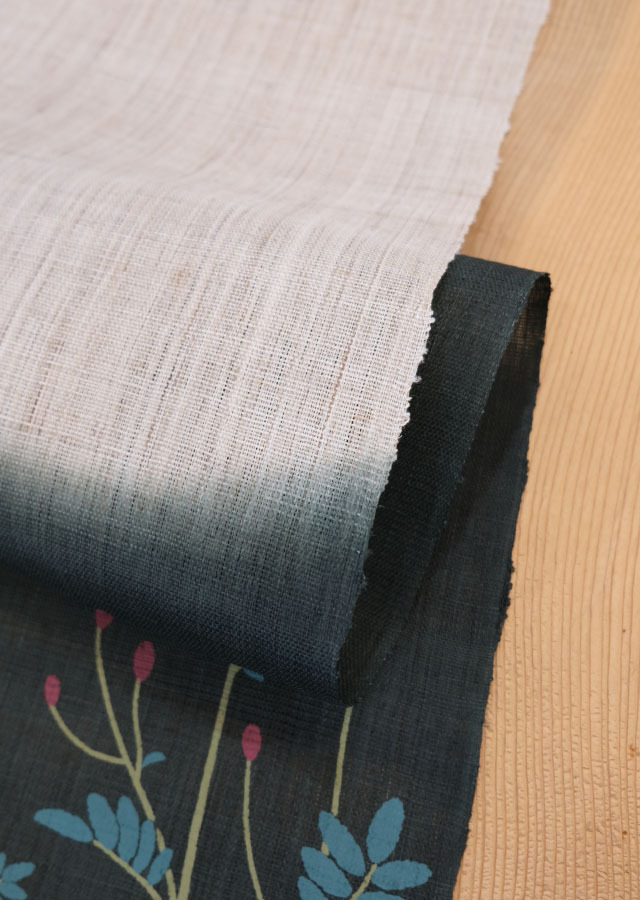 ろうけつ染めタペストリー「月あかりうさぎ」