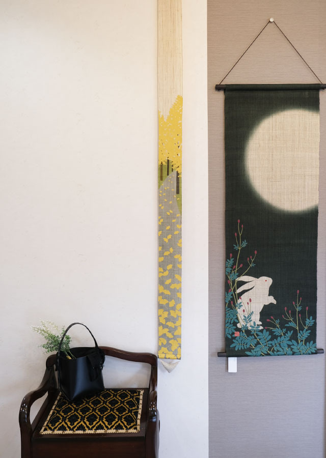 ろうけつ染めタペストリー「月あかりうさぎ」