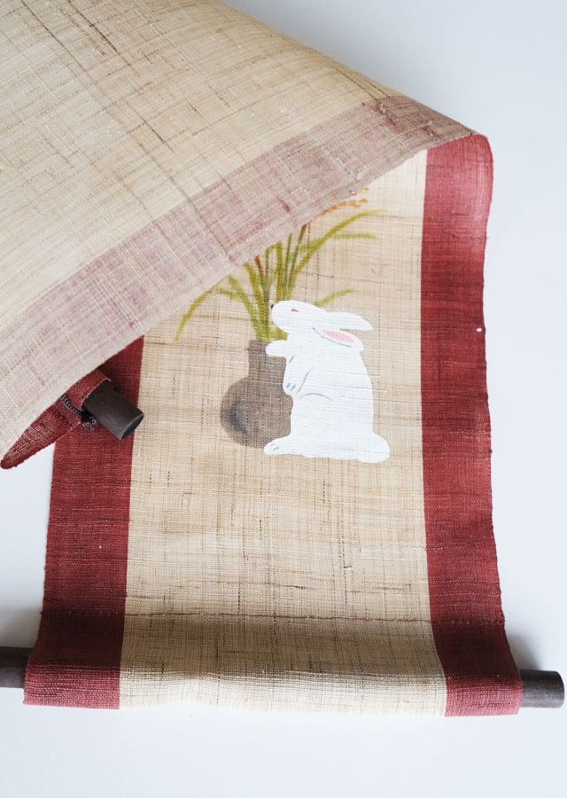 京都くろちく【新品】高級麻手描きタペストリー「松竹梅にうさぎ2羽」120センチ 高山うさぎ舎 [うさぎと暮らしの雑貨]
