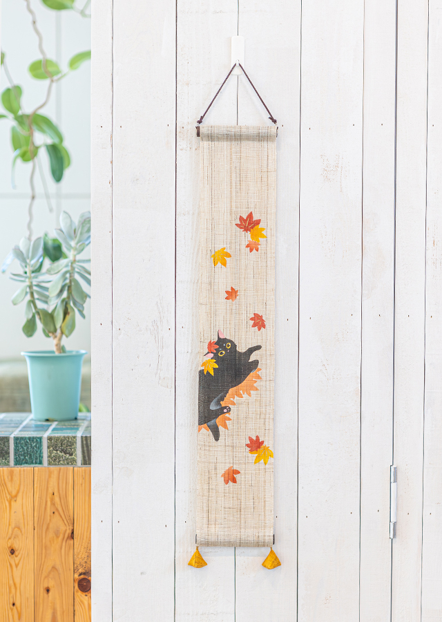 店舗限定豆タペストリー「猫のもみじ遊び」