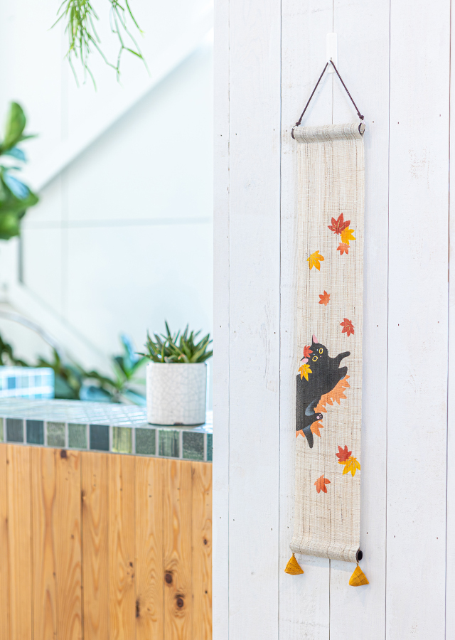 店舗限定豆タペストリー「猫のもみじ遊び」