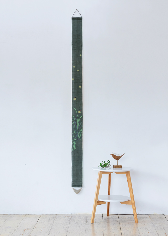 【Kao】手染め 横長 バティック・タペストリー 88cm ×161cm 手染め麻細タペストリー「蛍」 [京都洛柿庵オンラインショップ]