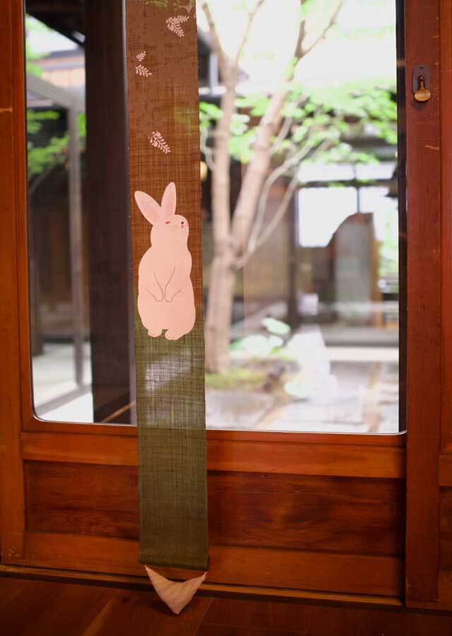 手染め麻細タペストリー「萩に兎」 [京都洛柿庵オンラインショップ]