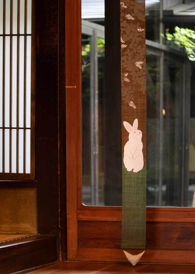 手染め麻細タペストリー「萩に兎」 [京都洛柿庵オンラインショップ]