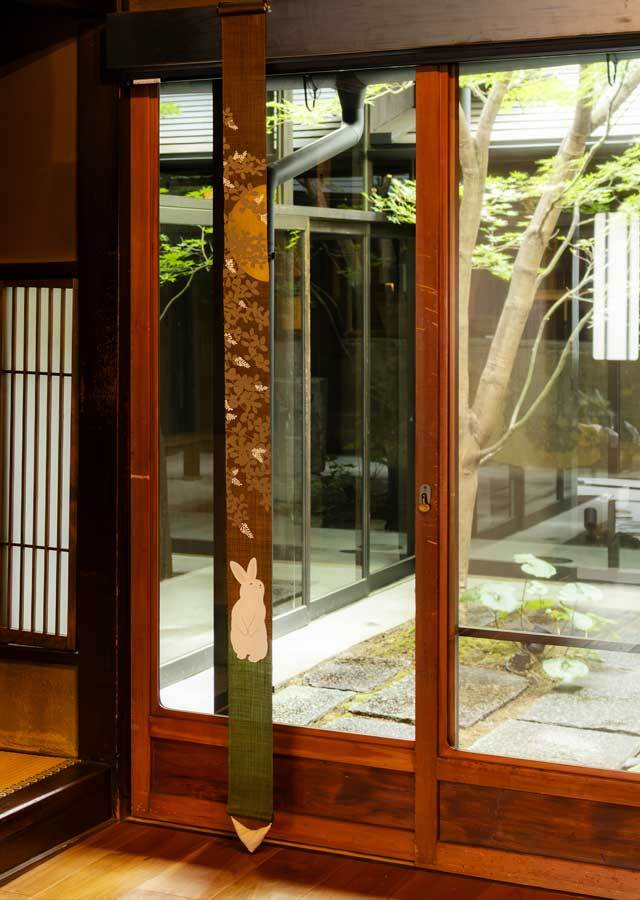 手染め麻細タペストリー「萩に兎」 [京都洛柿庵オンラインショップ]