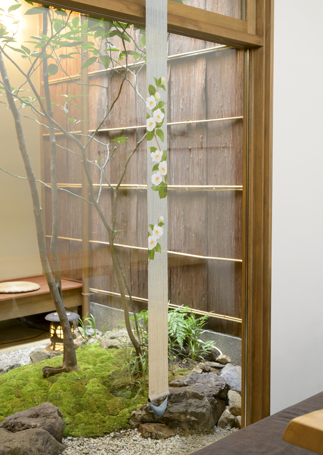 手染め麻細タペストリー「姫沙羅」 [京都洛柿庵オンラインショップ]