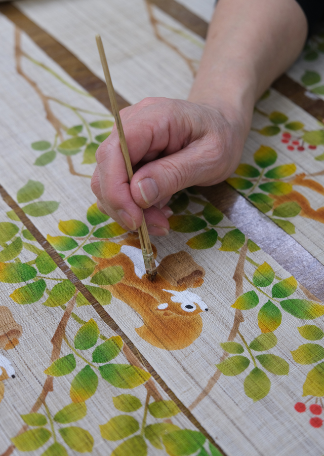 手染め麻細タペストリー「木の実あつめ」 [京都洛柿庵オンライン