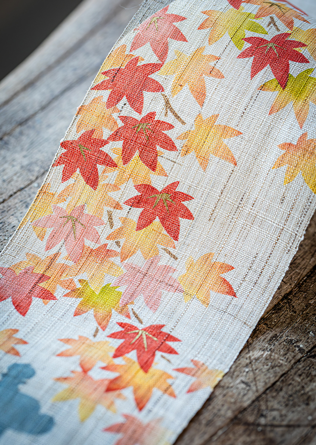 洛柿庵　細タペストリー「丸窓に紅葉」 手染め麻細タペ「丸窓に紅葉」 [京都洛柿庵オンラインショップ]