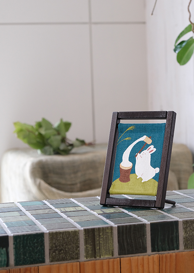 手染め麻 koyomiフレーム「うさぎの餅つき」 [京都洛柿庵オンライン