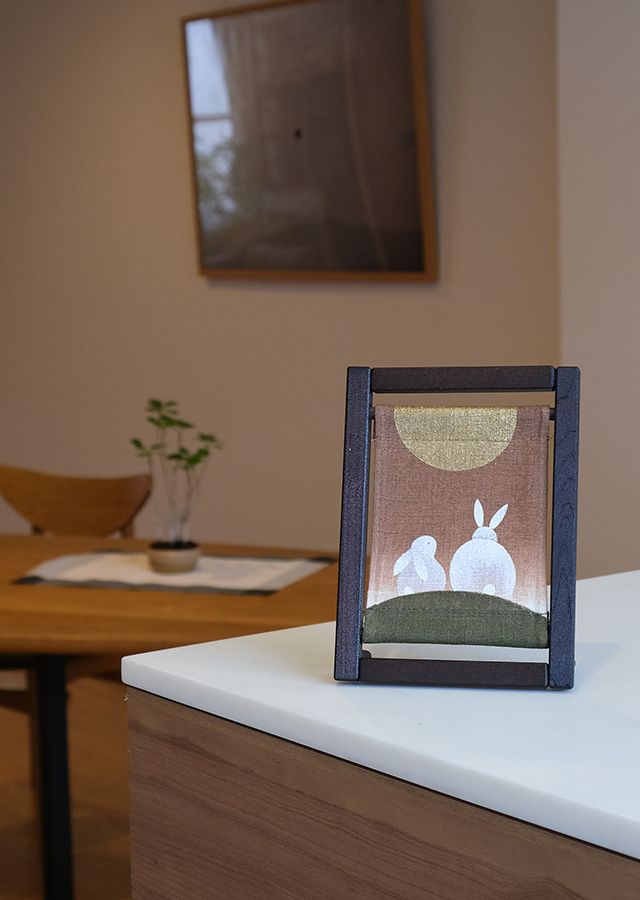 手染め麻 koyomiフレーム「夫婦うさぎ」 [京都洛柿庵オンラインショップ]