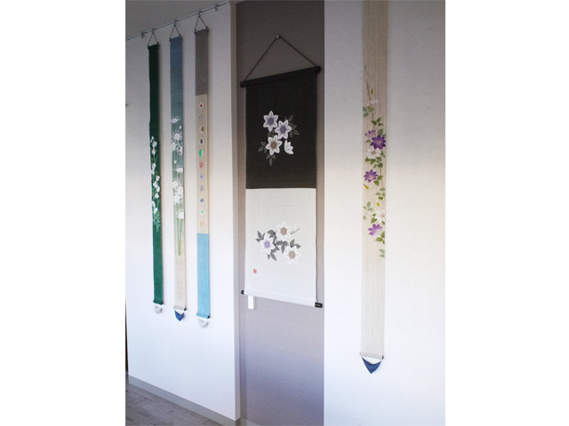 手描きたペストリー「白鉄線　軸」