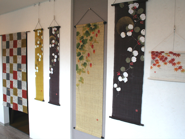 手染め麻タペストリー「山帰来（大）」 [京都洛柿庵オンラインショップ]