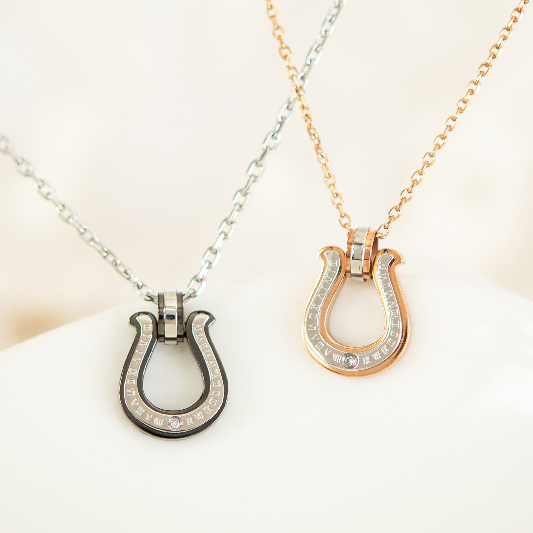 ペアネックレス(ペアセット）ステンレススチール ガンメタIPコーティング/ピンクゴールドIPコーティング ダイヤモンド(馬蹄)(ホースシュー)(316L)(文字盤)(円周率)[5323840109-5323840110]