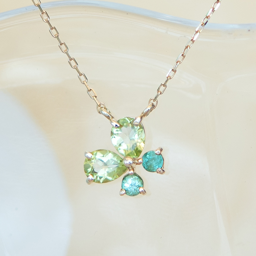 ネックレス K10イエローゴールド ペリドット エメラルド(ちょう/蝶)(クローバー/四つ葉)(5月誕生石)(8月誕生石)[6221308004]