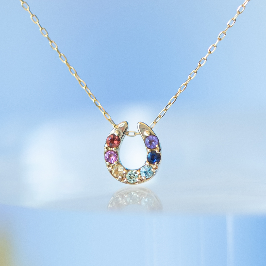 【お守りアミュレット♪】ネックレス K10イエローゴールド マルチカラー天然石(馬蹄/ホースシュー)[6221399903]