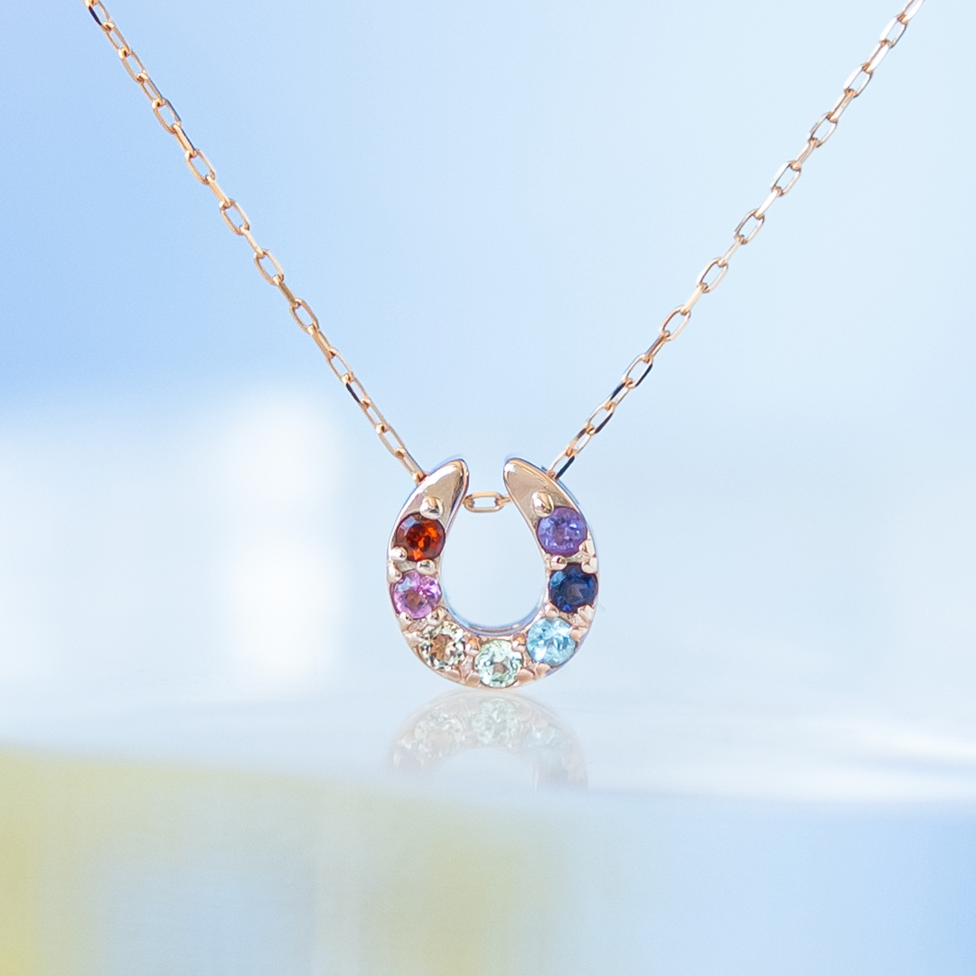 【お守りアミュレット♪】ネックレス K10ピンクゴールド マルチカラー天然石(馬蹄/ホースシュー)[6221499901]