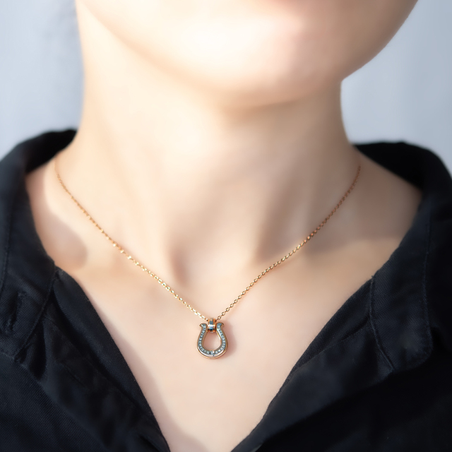 ま*こ様 EAUDOUCE ホースシュー型ゴールドネックレス ま*こ様 EAUDOUCE ホースシュー型ゴールドネックレス - メルカリ