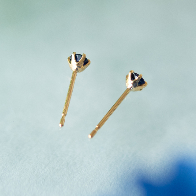 ゴールド　ピアス　人気品 1cm ピアス K18イエローゴールド サファイア (9月誕生石