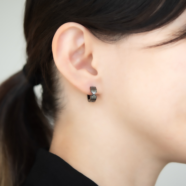ハンドメイドの入りコン沢のピアス　片耳用 片耳用】小さな水風船の耳飾り/ショート ピアス（その他） 七