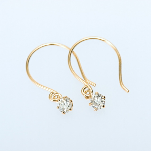 フックピアス K18イエローゴールド ダイヤモンド合計0.1ct(4月誕生石  