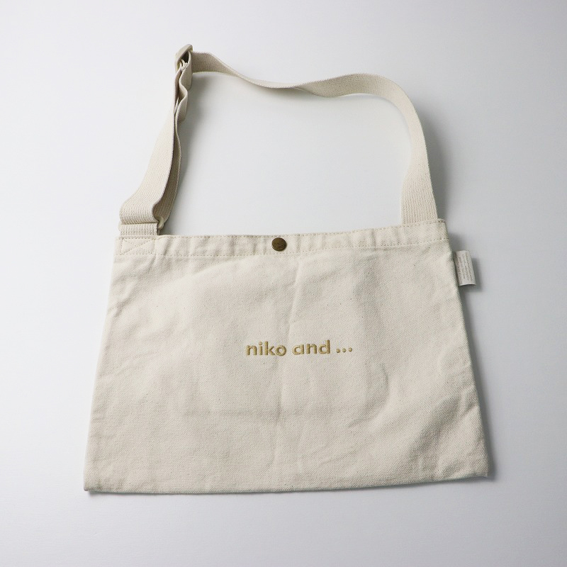 美品 ニコアンド niko and… ロゴキャンバスショルダーバッグ