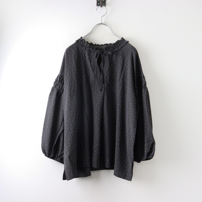 ハグオーワー クロスアンドクロス HUG O WaR Cloth&Cross フリル シャイニードット ブラウス /チャコール【2400014478938】 ハグオーワー クロスアンドクロス HUG O WaR Cloth&Cross フリル