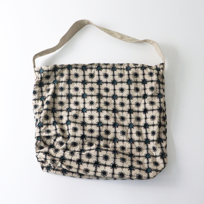 美品 ミナペルホネン mina perhonen anemone ボディバッグ 大