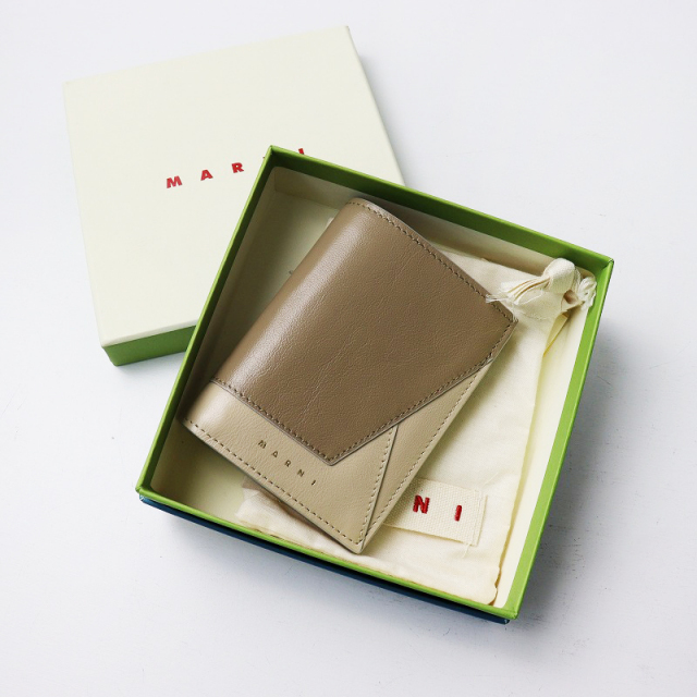 ❤️極美品❤️マルニサフィアーノ二つ折り財布コンパクト ❤️極美品❤️マルニサフィアーノ二つ折り財布コンパクト