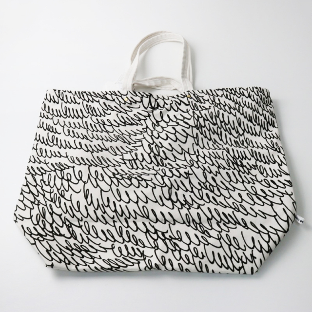 新品 ミナペルホネン 大サイズ ライトグレー フロッキープリント バッグ