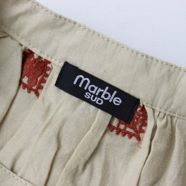 美品 2023SS マーブルシュッド marble SUD EMB FOLKS バンドカラーギャザーワイドブラウス ベージュ/動物 刺繍 シャツ【2400014500837】 美品 2023SS マーブルシュッド marble SUD EMB FOLKS バンド