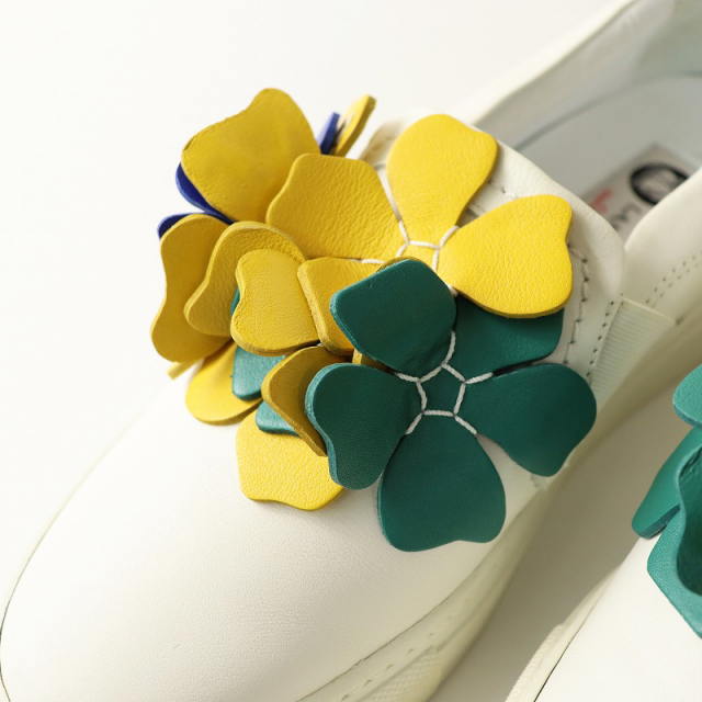 極美品 【キムヘキム】フラワーモチーフ レザー フラットシューズ ホワイト 37 極美品 【キムヘキム】フラワーモチーフ レザー フラットシューズ