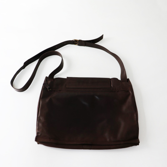 B.stuff ブラウン レザー ショルダーバッグ ビースタッフ B.stuff ソフトレザー フラップ ショルダーバッグ