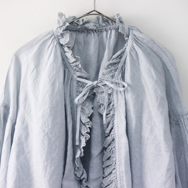 nest robe リネン備長炭染めスカラフリルブラウス リネン備長炭染めスカラフリルブラウス｜nest Robe / CONFECT