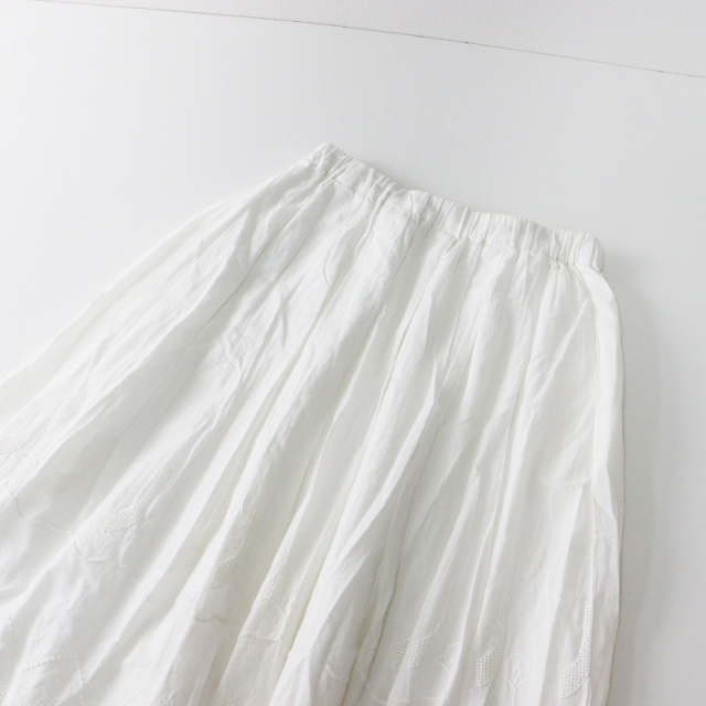 人気 アイテム 定価1.6万 2023年 かぐれ kagure 刺繍ギャザースカート  