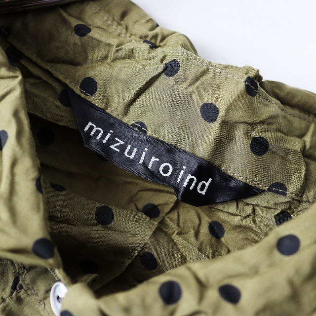 美品ミズイロインドmizuiro ind R/Tスタンドカラーシャツ　カーキ mizuiroind mizuiro ind（ミズイロインド） レース スタンド