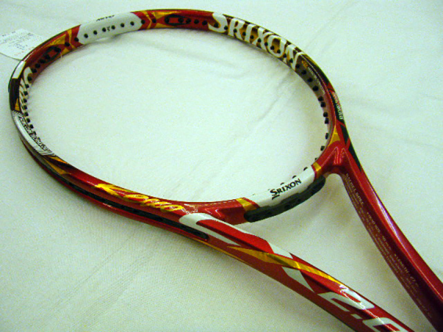値下げ中　テニスラケット  スリクソン　赤 脱中級テニス🎾なかなかやるな、スリクソンREVO 2.0 liteと