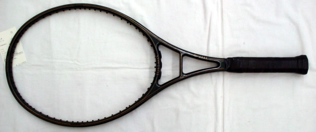 テニスラケットです。買ってまだ数回しか使ってないですが、飽きたので売ります テニスラケットです。買ってまだ数回しか使ってないですが、飽きた