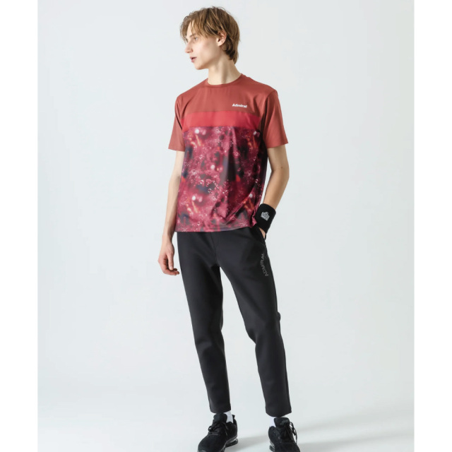 Admiral テニスウェア セットアップ／フラワー柄・赤 ADMIRAL メンズ フロントライングラフィックTEE ATMA515-040 2025FW