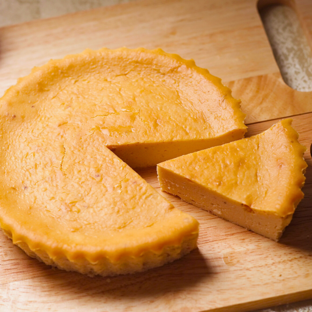 いちご畑のチーズケーキ ホールとカット