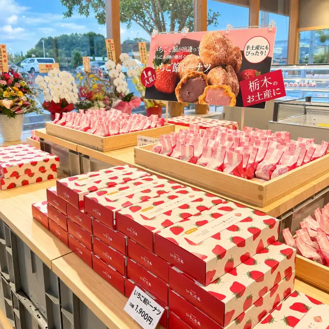 いちご＆の店頭に並ぶいちご餡ドーナツ