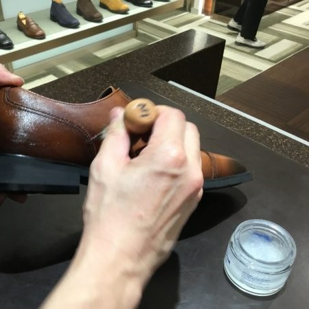 レザーケアの定番 革靴にも革小物にも使える保湿・栄養クリーム