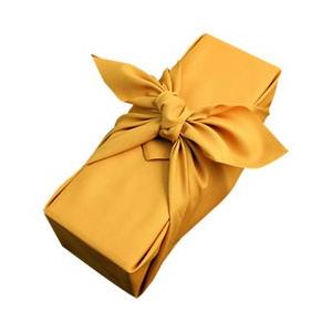 黄色風呂敷包装う