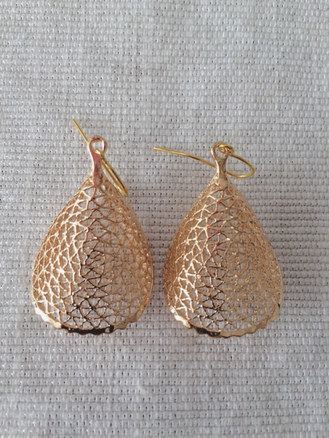 透かし立体ドロップ　ピアス＆イヤリング