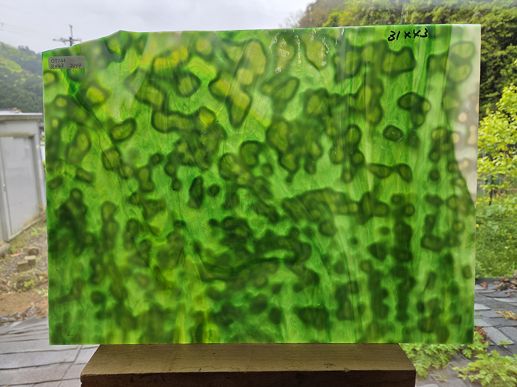 #744【OUTLET】その他アートガラス　グリーン　サイズ：約310ｘ430ｍｍ